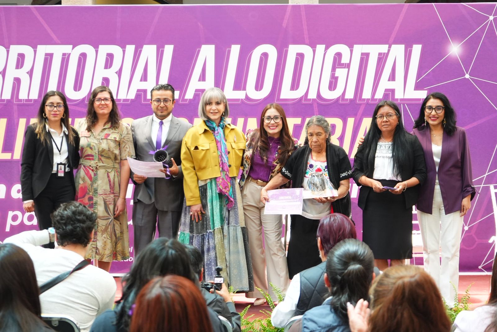 Participa Reyna Flor Báez en conversatorio sobre liderazgo digital de mujeres comunitarias